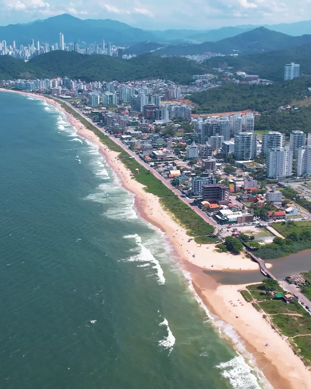 Vista aérea da Praia Brava, em Itajaí, com a orla e o costão ao fundo